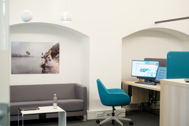 Blick zu den Medienbearbeitungsrechnern im DiLab-Lehrerzimmer.