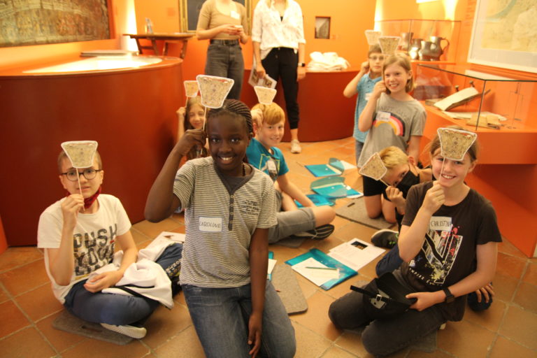 Schülerinnen und Schüler der Grundschule Haidenhof beim "Mittelaltertag"